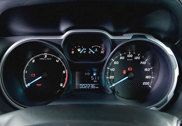 Ο πίνακας οργάνων με τα αναλογικά όργανα είναι ευανάγνωστος και διαθέτει όλες τις απαραίτητες πληροφορίες για τον οδηγό.